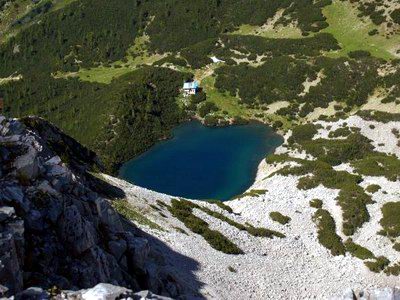 Снимка на хижа Синаница от върха над нея от bulgarian-mountains.com